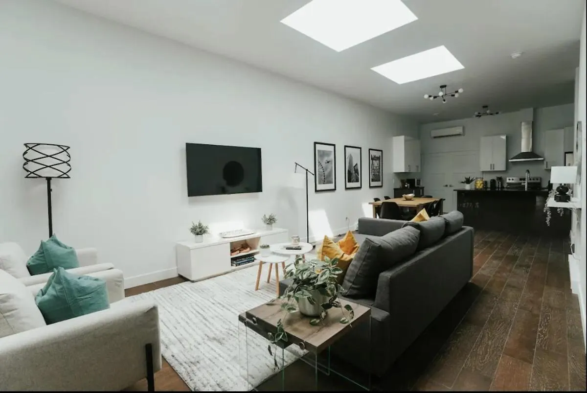 Stylish And Bright 2Bdr Near St-Hubert Plaza Apartment Montreal