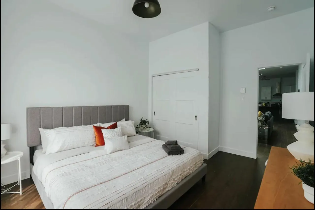 Stylish And Bright 2Bdr Near St-Hubert Plaza Apartment Montreal
