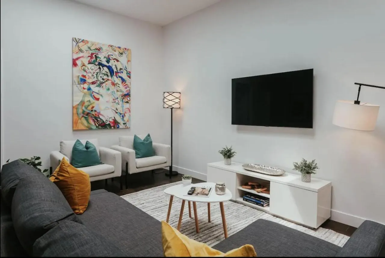Stylish And Bright 2Bdr Near St-Hubert Plaza location