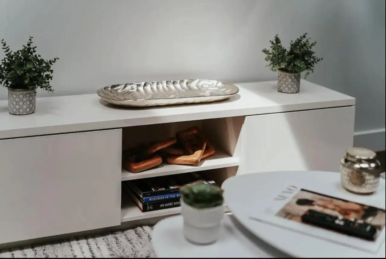 Stylish And Bright 2Bdr Near St-Hubert Plaza Apartment Montreal Canada