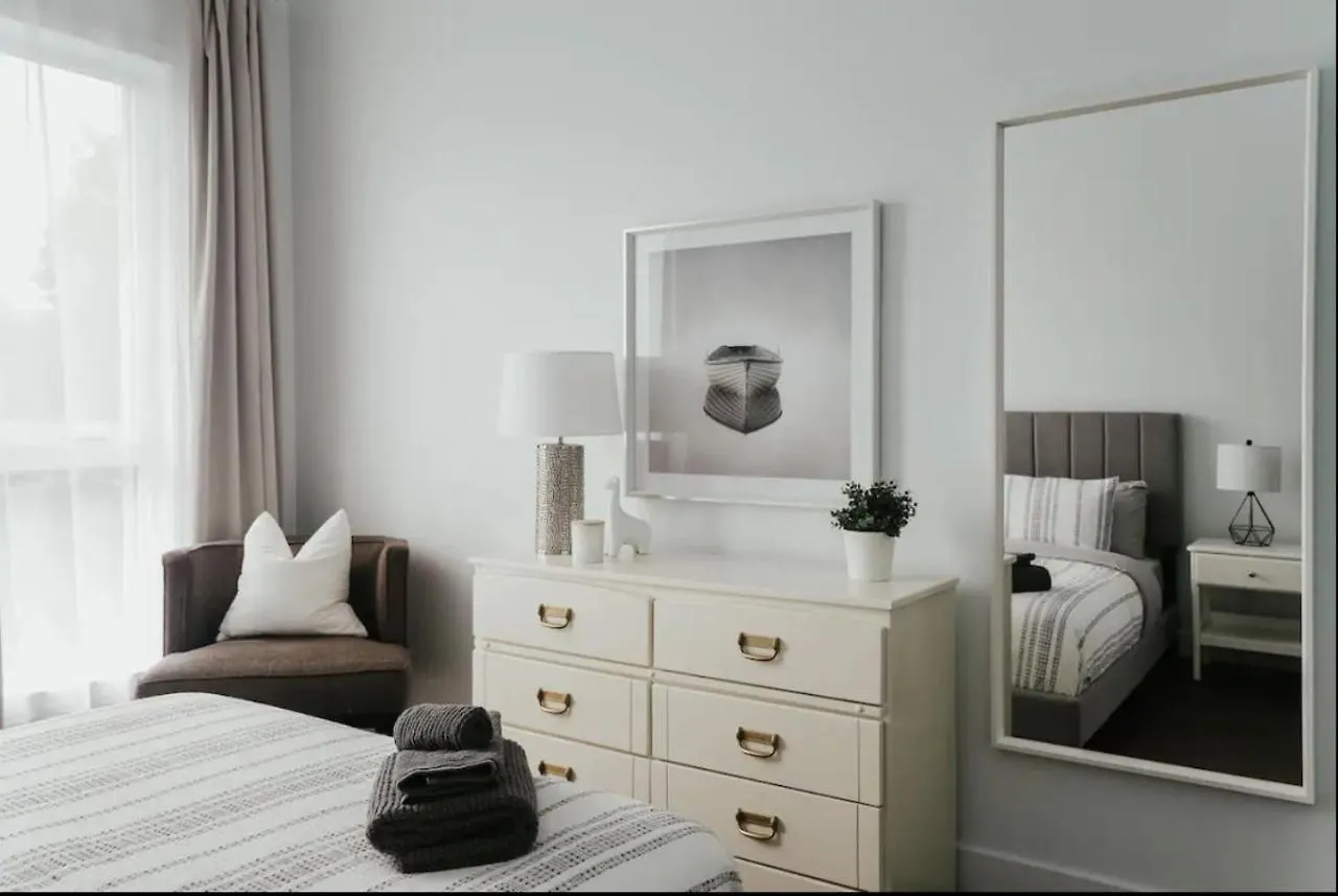 Stylish And Bright 2Bdr Near St-Hubert Plaza Apartment Montreal