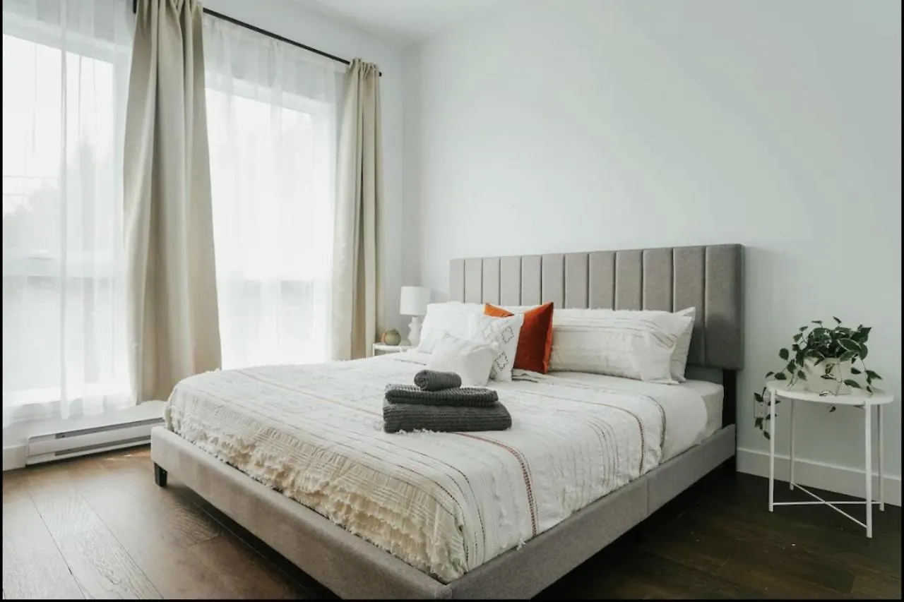 Stylish And Bright 2Bdr Near St-Hubert Plaza Apartment Montreal