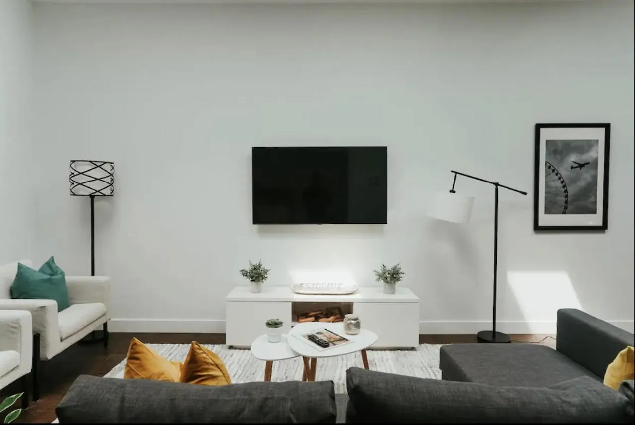 Stylish And Bright 2Bdr Near St-Hubert Plaza Apartment Montreal Canada