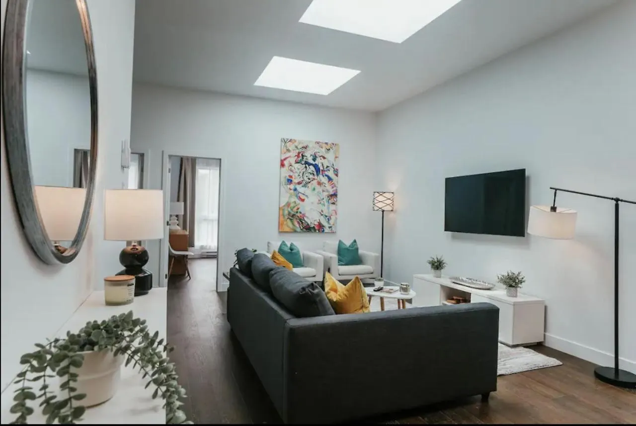 Stylish And Bright 2Bdr Near St-Hubert Plaza Apartment Montreal