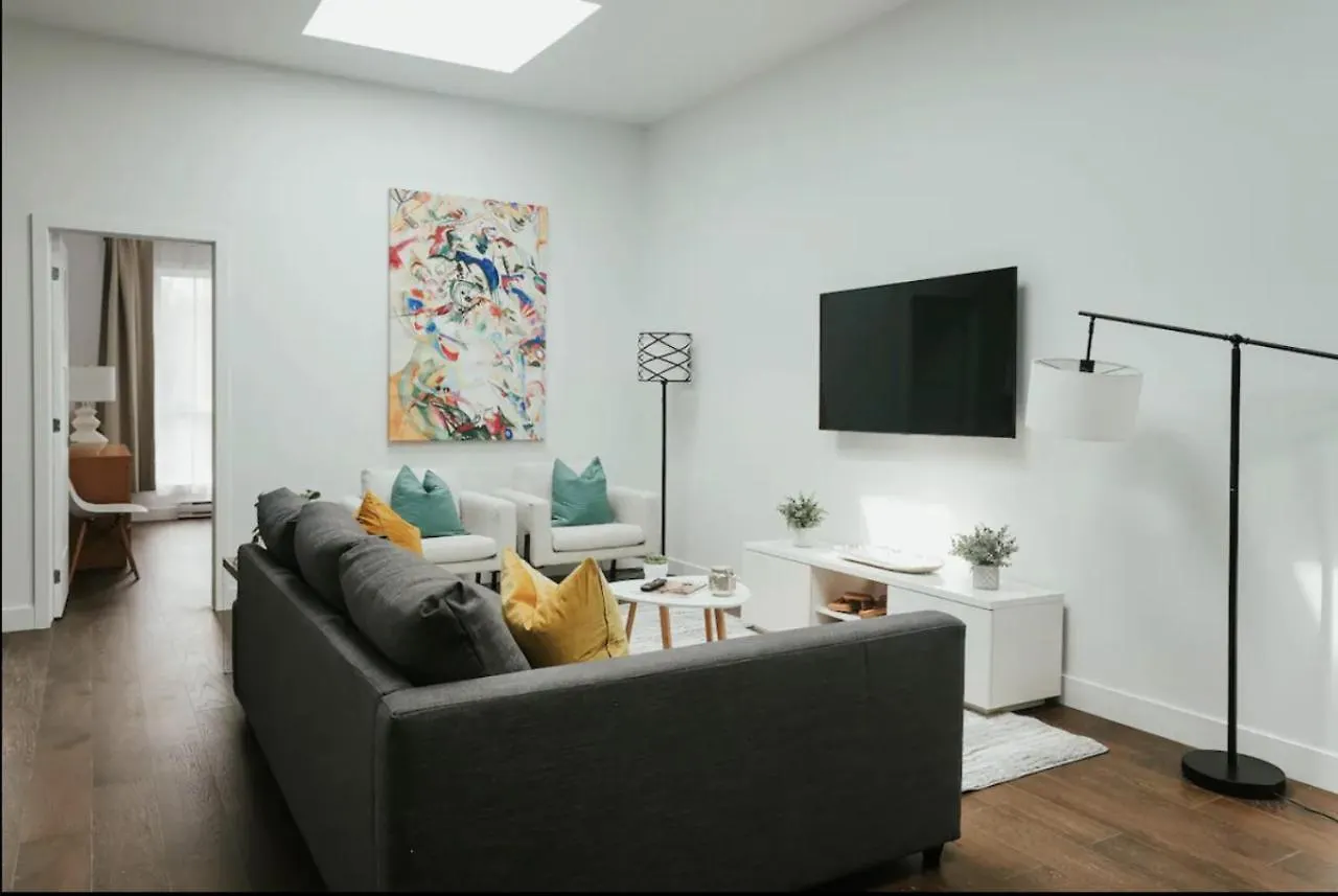 Stylish And Bright 2Bdr Near St-Hubert Plaza Apartment Montreal