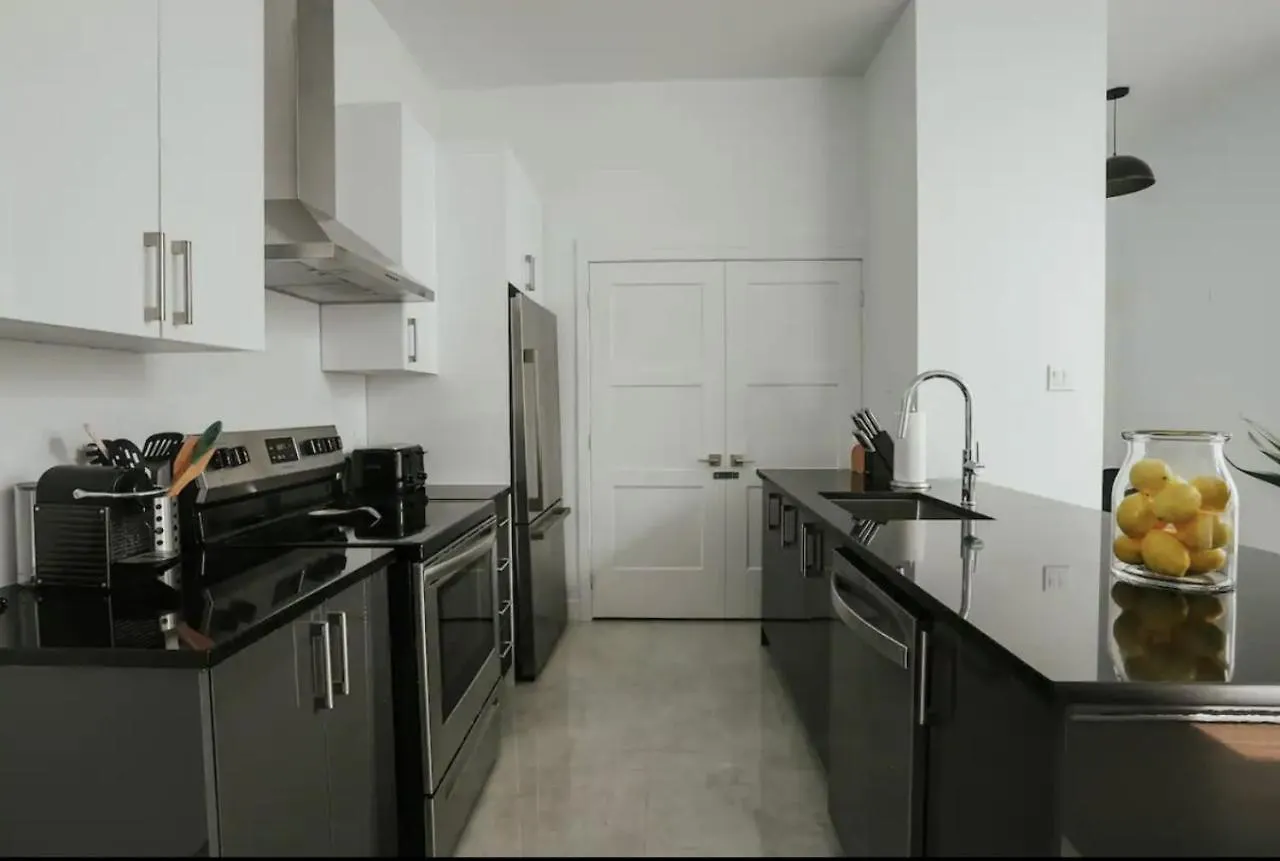 Stylish And Bright 2Bdr Near St-Hubert Plaza Apartment Montreal