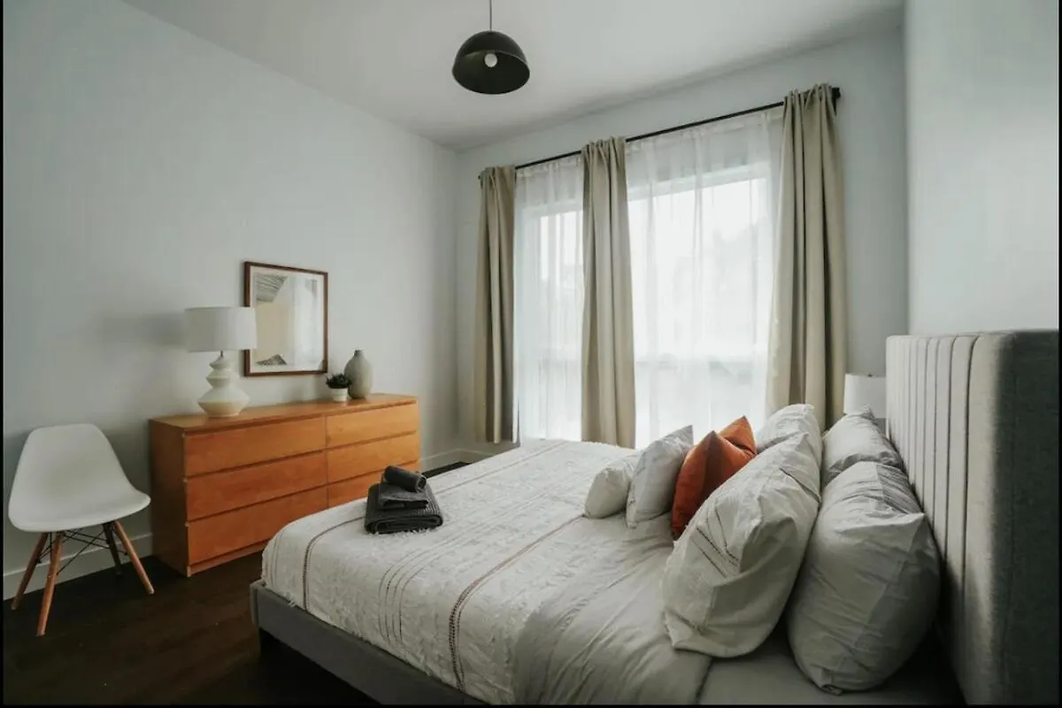 Stylish And Bright 2Bdr Near St-Hubert Plaza Apartment Montreal