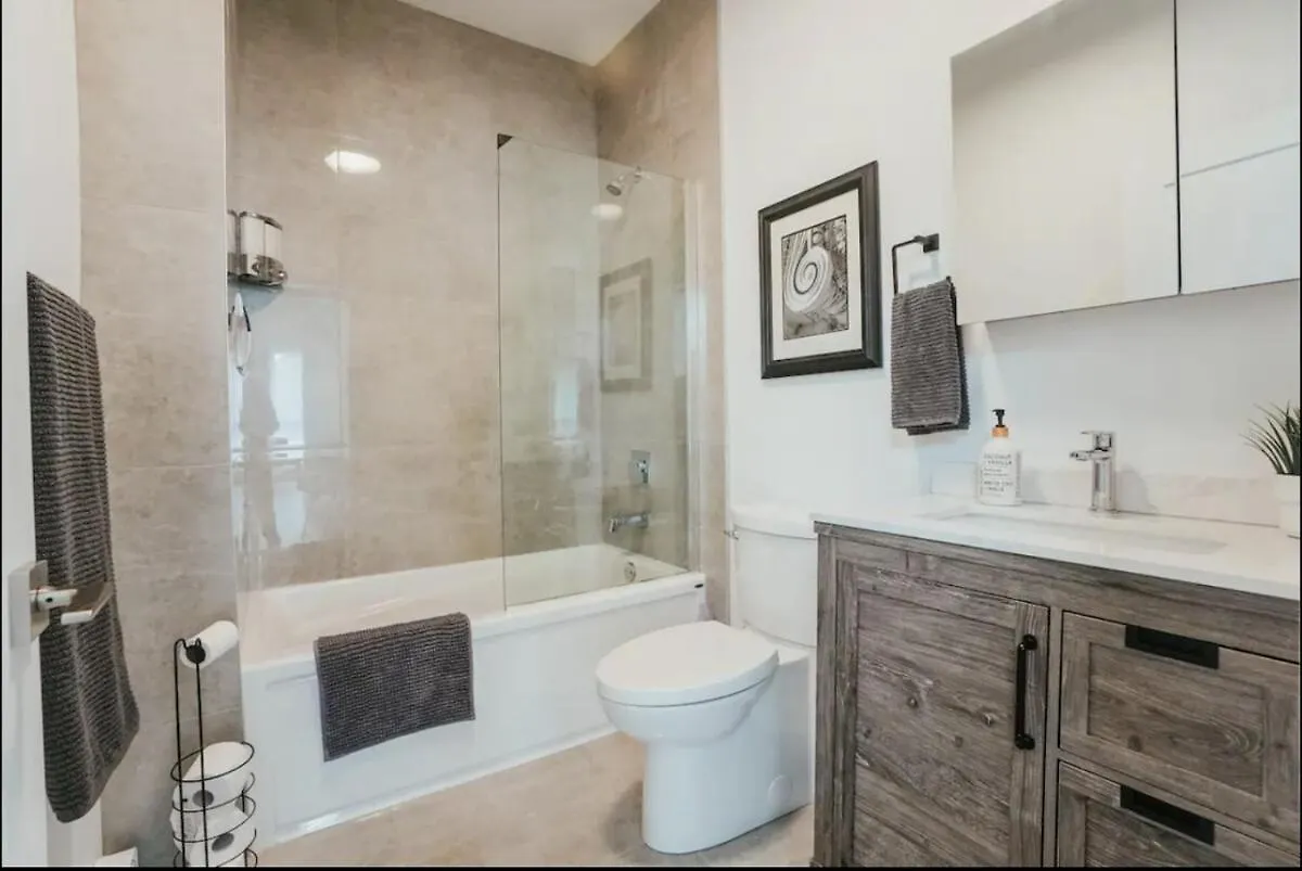 Stylish And Bright 2Bdr Near St-Hubert Plaza Apartment Montreal 0*,