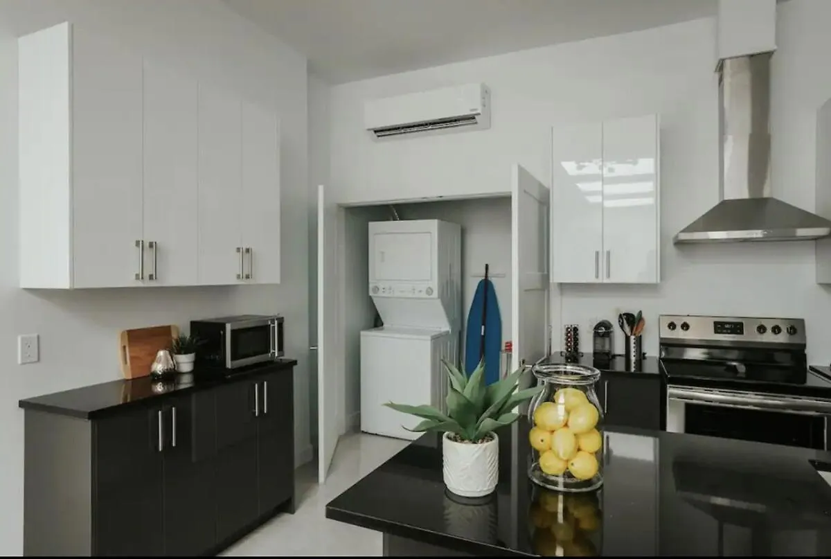 Stylish And Bright 2Bdr Near St-Hubert Plaza Apartment Montreal